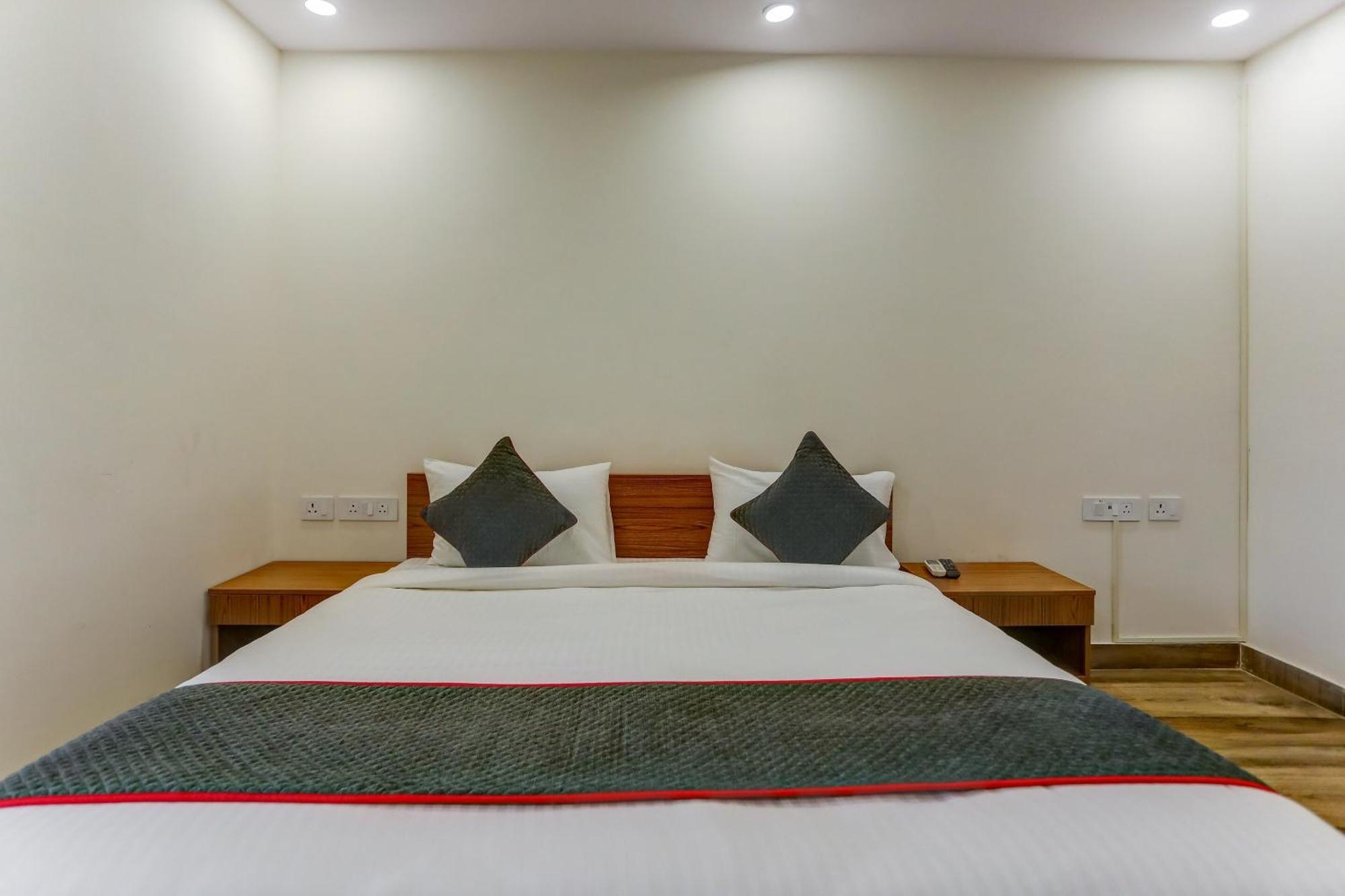 Hotel Collection O The Doors Near Appu Ghar Gurgaon Exterior foto